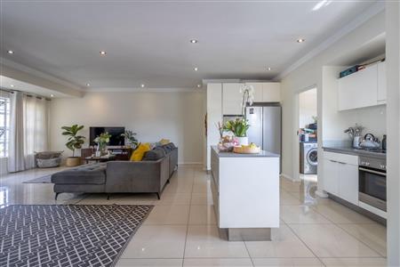 False - Apartment For Sale in Westcliff, Johannesburg, Gauteng - M110602