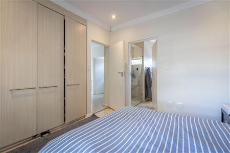 False - Apartment For Sale in Westcliff, Johannesburg, Gauteng - M110602