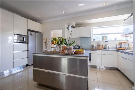 False - Apartment For Sale in Westcliff, Johannesburg, Gauteng - M110602