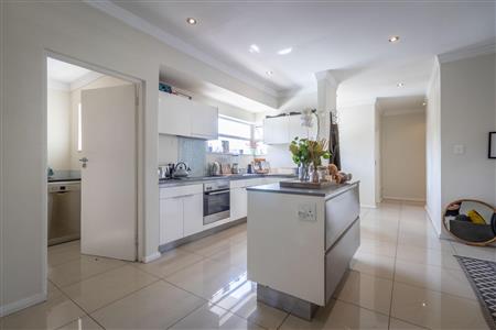 False - Apartment For Sale in Westcliff, Johannesburg, Gauteng - M110602