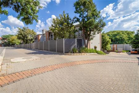 False - Apartment For Sale in Westcliff, Johannesburg, Gauteng - M110602
