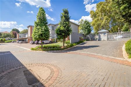 False - Apartment For Sale in Westcliff, Johannesburg, Gauteng - M110602