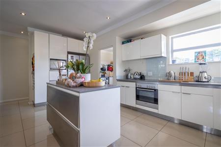 False - Apartment For Sale in Westcliff, Johannesburg, Gauteng - M110602