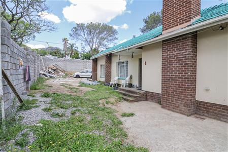 False - House For Sale in Fort Hill, King Williams Town, Eastern Cape - M116536