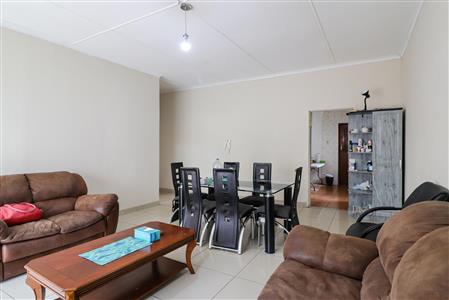 False - House For Sale in Fort Hill, King Williams Town, Eastern Cape - M116536