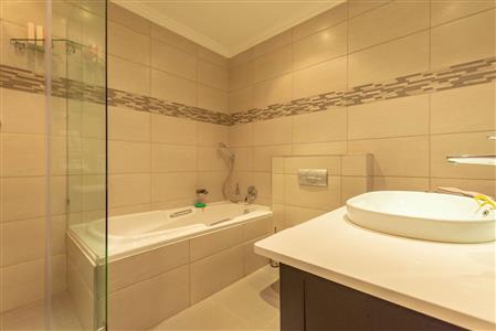 False - Apartment For Sale in Craighall, Johannesburg, Gauteng - M116744