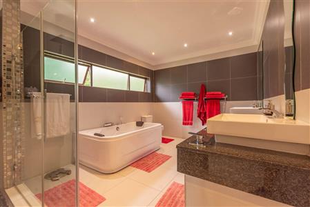False - House For Sale in Broadacres, Sandton, Gauteng - M117002