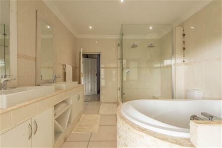 False - House For Sale in Broadacres, Sandton, Gauteng - M117002