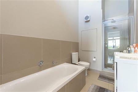 False - Apartment For Sale in Hurlingham, Sandton, Gauteng - M117006
