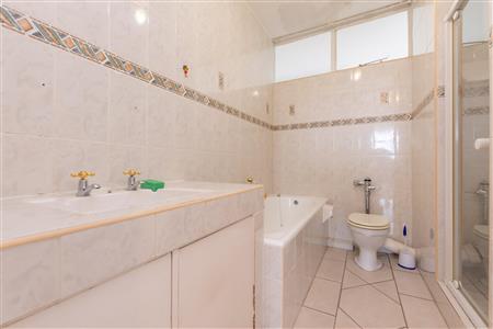 False - Apartment For Sale in Benmore Gardens, Sandton, Gauteng - M117650
