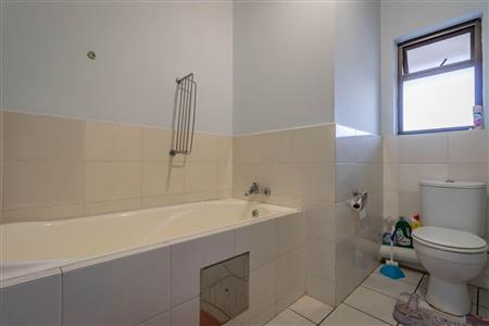 False - Apartment For Sale in Noordwyk, Midrand, Gauteng - M118061