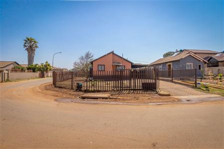 False - House For Sale in Lenasia South, Johannesburg, Gauteng - M119271
