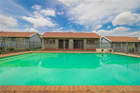 False - Townhouse For Sale in Roodepoort West, Roodepoort, Gauteng - M119682