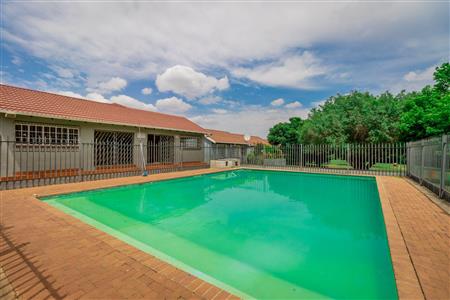 False - Townhouse For Sale in Roodepoort West, Roodepoort, Gauteng - M119682