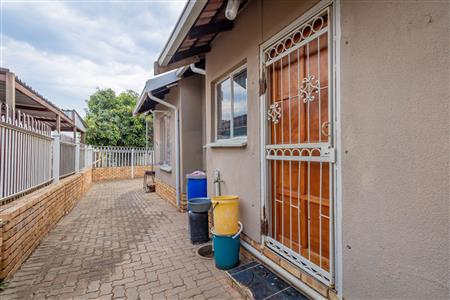 False - House For Sale in Tlhabane West, Rustenburg, North West - M119750