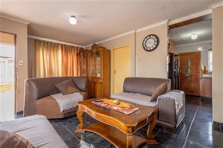 False - House For Sale in Tlhabane West, Rustenburg, North West - M119750