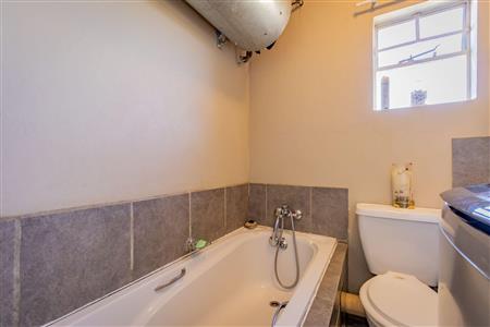 False - Apartment For Sale in Fleurhof, Roodepoort, Gauteng - M119152