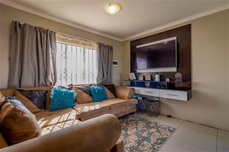 False - Apartment For Sale in Fleurhof, Roodepoort, Gauteng - M119152