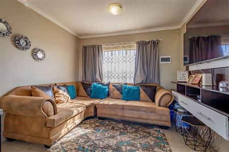 False - Apartment For Sale in Fleurhof, Roodepoort, Gauteng - M119152