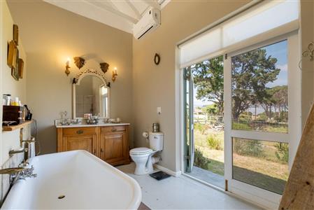 False - House For Sale in Sir Lowrys Pass, Somerset West, Western Cape - M120000