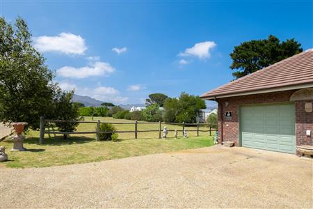 False - House For Sale in Sir Lowrys Pass, Somerset West, Western Cape - M120000