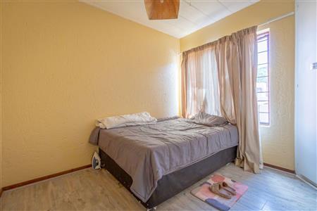 False - Apartment For Sale in Little Falls, Roodepoort, Gauteng - M120024