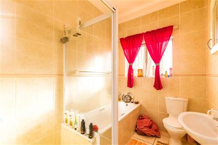 False - Townhouse for sale in Island View, Mossel Bay - M120054