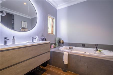 False - Apartment For Sale in Hyde Park, Sandton, Gauteng - M120140