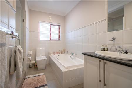 False - Apartment For Sale in Hyde Park, Sandton, Gauteng - M120140