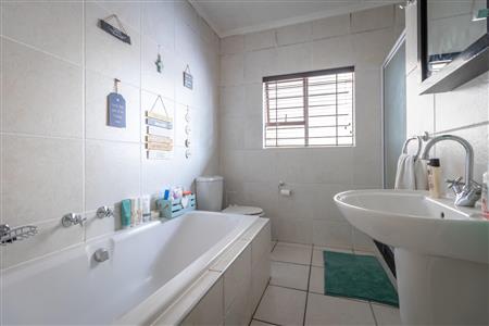 False - Apartment For Sale in Sunninghill, Sandton, Gauteng - M120186
