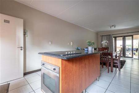 False - Apartment For Sale in Sunninghill, Sandton, Gauteng - M120186