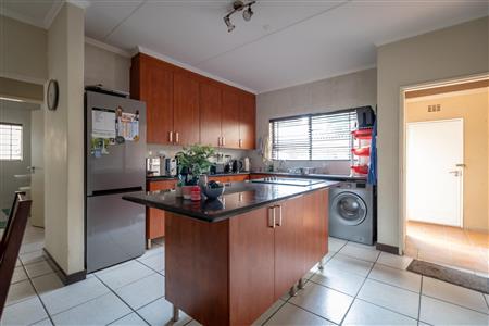 False - Apartment For Sale in Sunninghill, Sandton, Gauteng - M120186