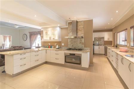 False - House For Sale in Bryanston, Sandton, Gauteng - M120139