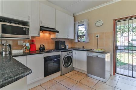 False - Townhouse For Sale in Broadacres, Sandton, Gauteng - M121011