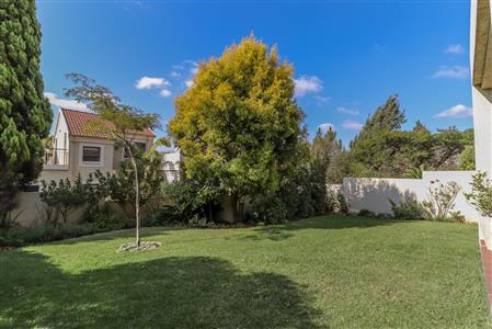 False - Townhouse For Sale in Broadacres, Sandton, Gauteng - M121011
