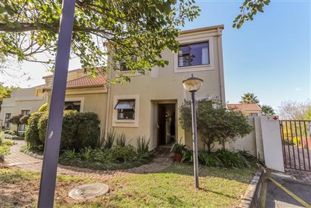 False - Townhouse For Sale in Broadacres, Sandton, Gauteng - M121011