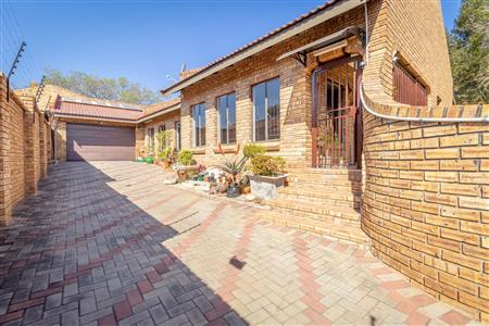 False - House For Sale in Bo-dorp, Rustenburg Central, Rustenburg, North West - M121524