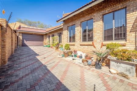 False - House For Sale in Bo-dorp, Rustenburg Central, Rustenburg, North West - M121524