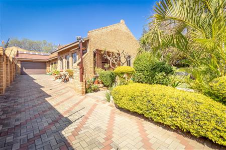 False - House For Sale in Bo-dorp, Rustenburg Central, Rustenburg, North West - M121524