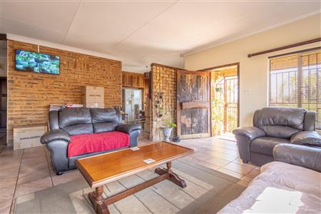 False - House For Sale in Bo-dorp, Rustenburg Central, Rustenburg, North West - M121524