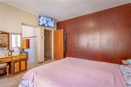 False - House For Sale in Bo-dorp, Rustenburg Central, Rustenburg, North West - M121524