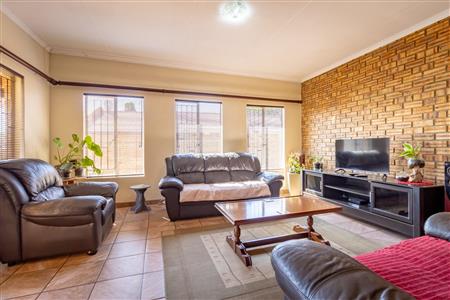 False - House For Sale in Bo-dorp, Rustenburg Central, Rustenburg, North West - M121524