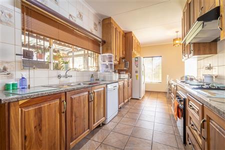 False - House For Sale in Bo-dorp, Rustenburg Central, Rustenburg, North West - M121524