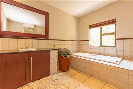 House For Sale in Fourways, Sandton, Gauteng - M114684