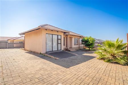 House For Sale in Tlhabane West, Rustenburg, North West - M127297