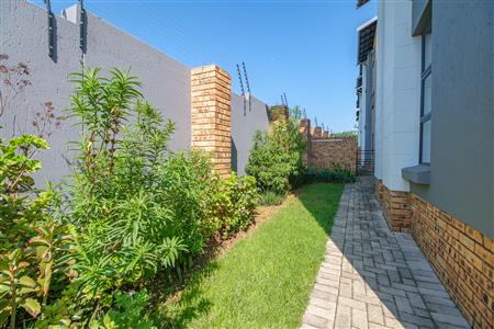 False - Apartment For Sale in Pinehaven, Krugersdorp, Gauteng - M117808