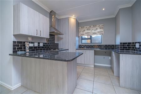False - Apartment For Sale in Pinehaven, Krugersdorp, Gauteng - M117808