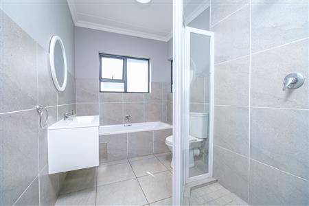 False - Apartment For Sale in Pinehaven, Krugersdorp, Gauteng - M117808