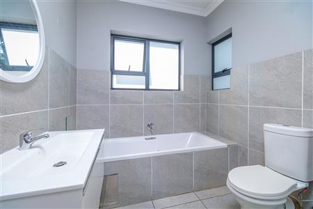 False - Apartment For Sale in Pinehaven, Krugersdorp, Gauteng - M117808
