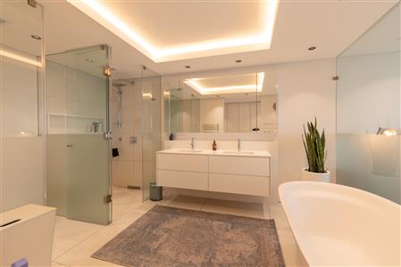 False - Apartment For Sale in Mouille Point, Cape Town, Western Cape - M121901